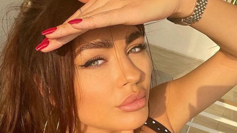 Corina Caciuc în fustă scurtă, petrecere dezlănțuită, noaptea târziu. Reghe e departe