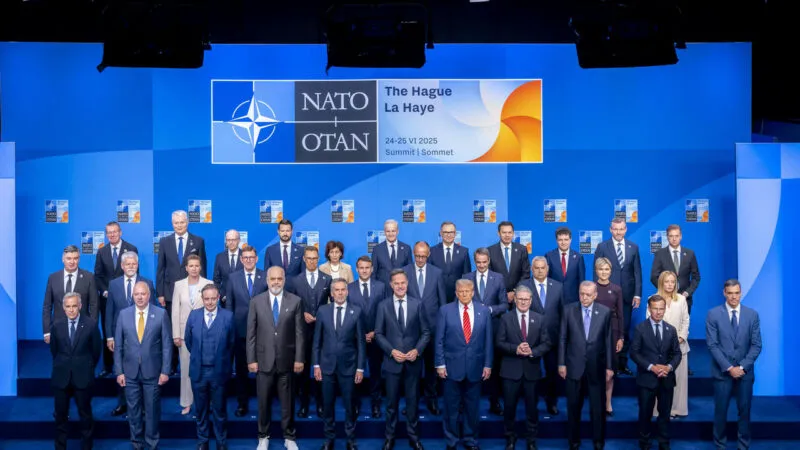 Ambasadorul NATO care a uitat documente secrete în stația de autobuz, amantlâc cu asistenta. S-au mutat la reședința oficială