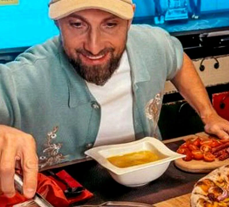 Dani Oțil, sclifosit la mâncare. Detestă salata orientală, iar în copilărie mama i-a gătit doar trei preparate culinare 4 Dani Oțil, sclifosit la mâncare. Detestă salata orientală, iar în copilărie mama i-a gătit doar trei preparate culinare