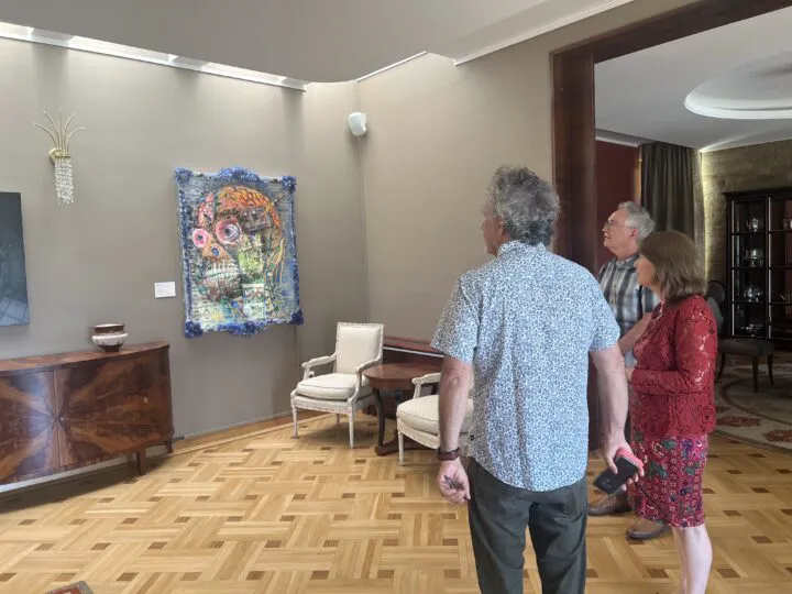 Cine sunt autorii tablourilor care au atras revocarea ambasadoarei SUA din România. Avea „artă satanică cu bebeluși” la reședință. Exclusiv