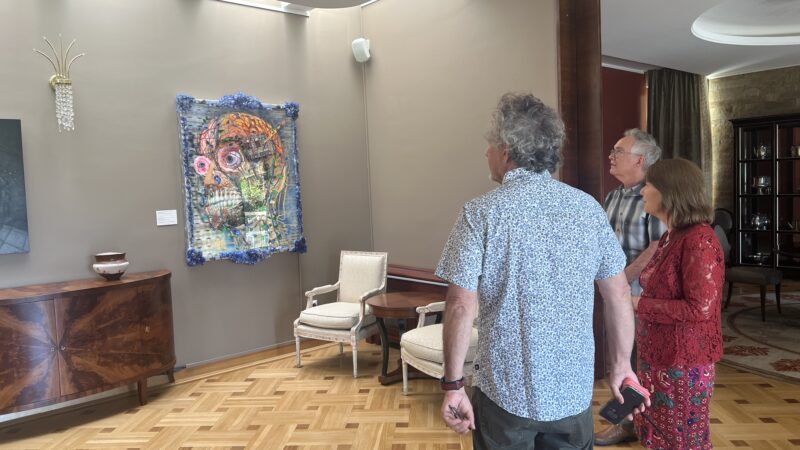 Cine sunt autorii tablourilor care au atras revocarea ambasadoarei SUA din România. Avea „artă satanică cu bebeluși” la reședință. Exclusiv