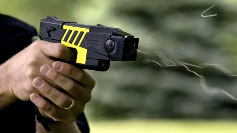 Atenție! Dacă auziți avertismentul „Teizăr- teizăr!” din gura polițiștilor, puneți-vă imediat la pământ. Noua metodă de imobilizare, văzută doar în filme