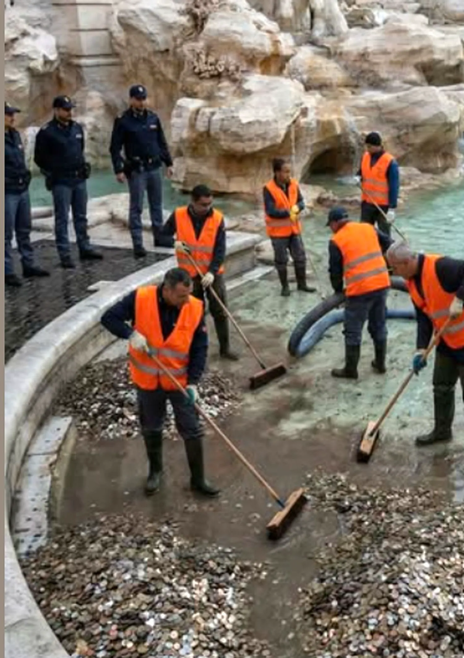 Fontana di Trevi - Unde ajung cele 2 milioane de euro care se strâng anual din celebra fântână 2 Unde ajung cei 1,5 milioane de euro care se strâng anual din celebra Fontana di Trevi. Ce spune legenda