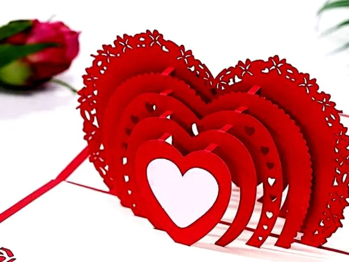 Bancuri. Un bărbat intră într-o librărie. Aveți felicitări în formă de inimă pe care scrie „Ești unica mea iubire?”