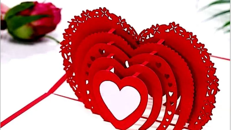 Bancuri. Un bărbat intră într-o librărie. Aveți felicitări în formă de inimă pe care scrie „Ești unica mea iubire?”