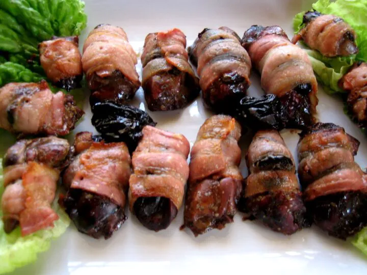 Ficăței în bacon cu prune uscate, buni de-ți lasă gura apă. Rețeta e o delicatesă