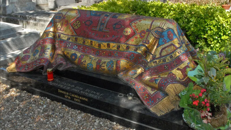 Mormântul spectaculos ascuns lângă Paris. Arată ca un covor de la Palat