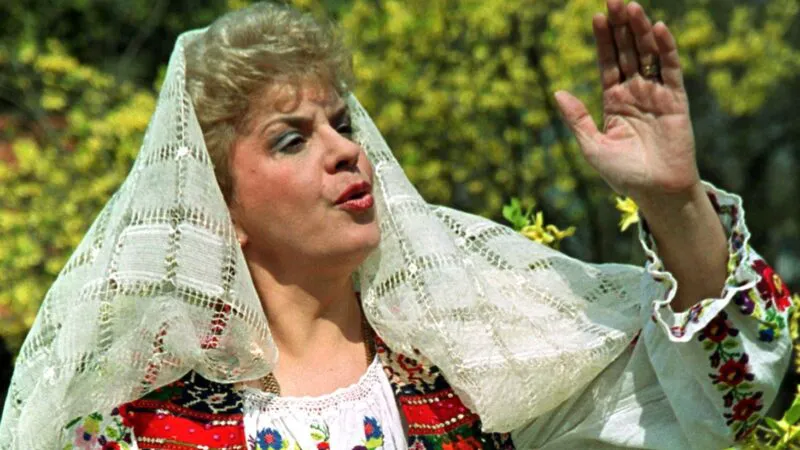 Ionela Prodan nu a cunoscut niciodată “iubirea aceea cu flăcări”. A primit mașini de flori pe care le-a împărțit cu Ion Dolănescu