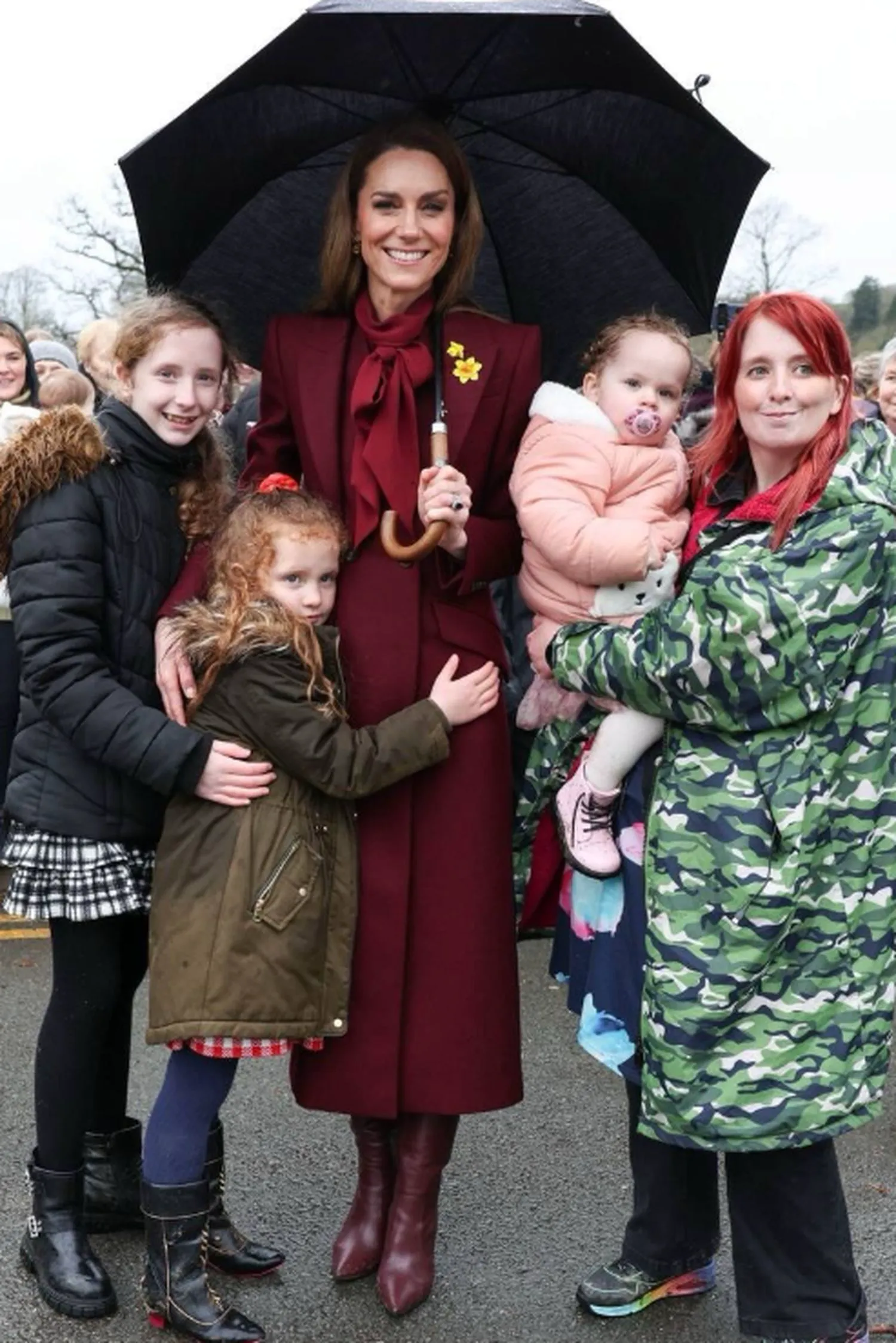 Cel mai adorabil fan al prințesei Kate Middleton. Și-a ascuns fața în haina viitoarei regine și n-a lăsat-o să plece