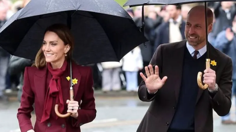 Cel mai adorabil fan al prințesei Kate Middleton. Și-a ascuns fața în haina viitoarei regine și n-a lăsat-o să plece