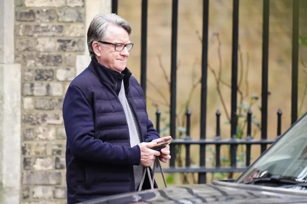 Lordul Mandelson, fost ambasador al Regatului Unit în SUA, arestat la Londra