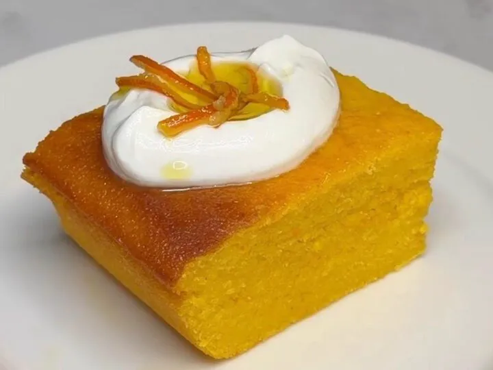 Prăjitură cu portocale, mălai și ulei de măsline. Un desert aromat și ușor de preparat