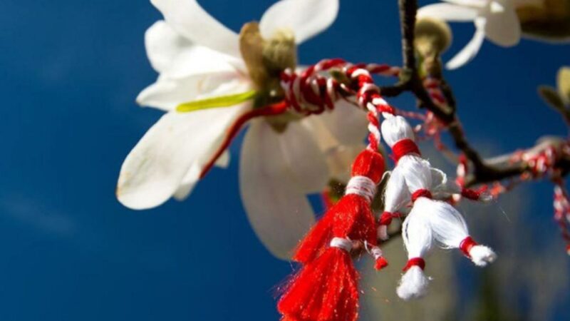 Mărțișorul are o istorie bogată și plină de mister. În vechime, femeile îl purtau pentru a se feri de pistrui și de arsuri solare