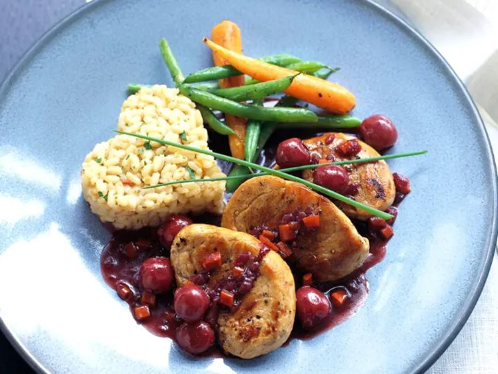 Medalion de porc cu piper și sos de cireșe. Rețeta care face Ziua Îndrăgostiților perfectă