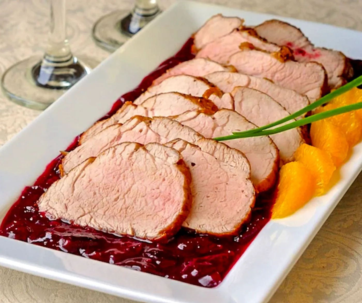 Medalion de porc cu piper și sos de cireșe. Cea mai tare rețetă pentru ca Ziua Îndrăgostiților să fie cu adevărat perfectă