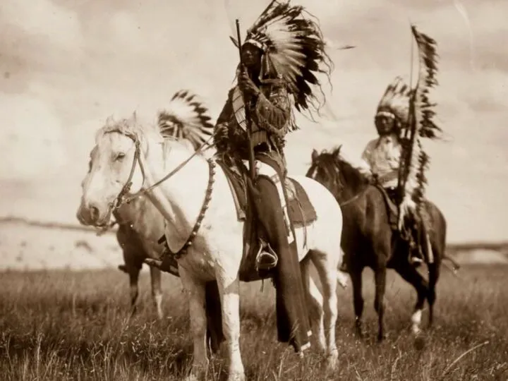 Bancul zilei. Doi indieni mergeau prin pădure. Se vede în zare fumul ce se ridică de la un foc. Ce discută cei doi?