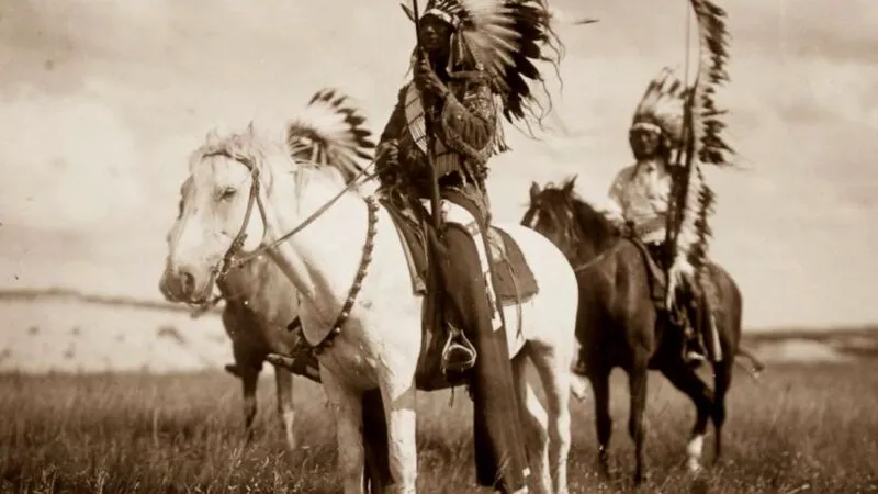 Bancul zilei. Doi indieni mergeau prin pădure. Se vede în zare fumul ce se ridică de la un foc. Ce discută cei doi?