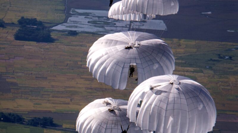 Primul parașutist de succes din lumea modernă. Soția lui a devenit prima femeie parașutist din istorie