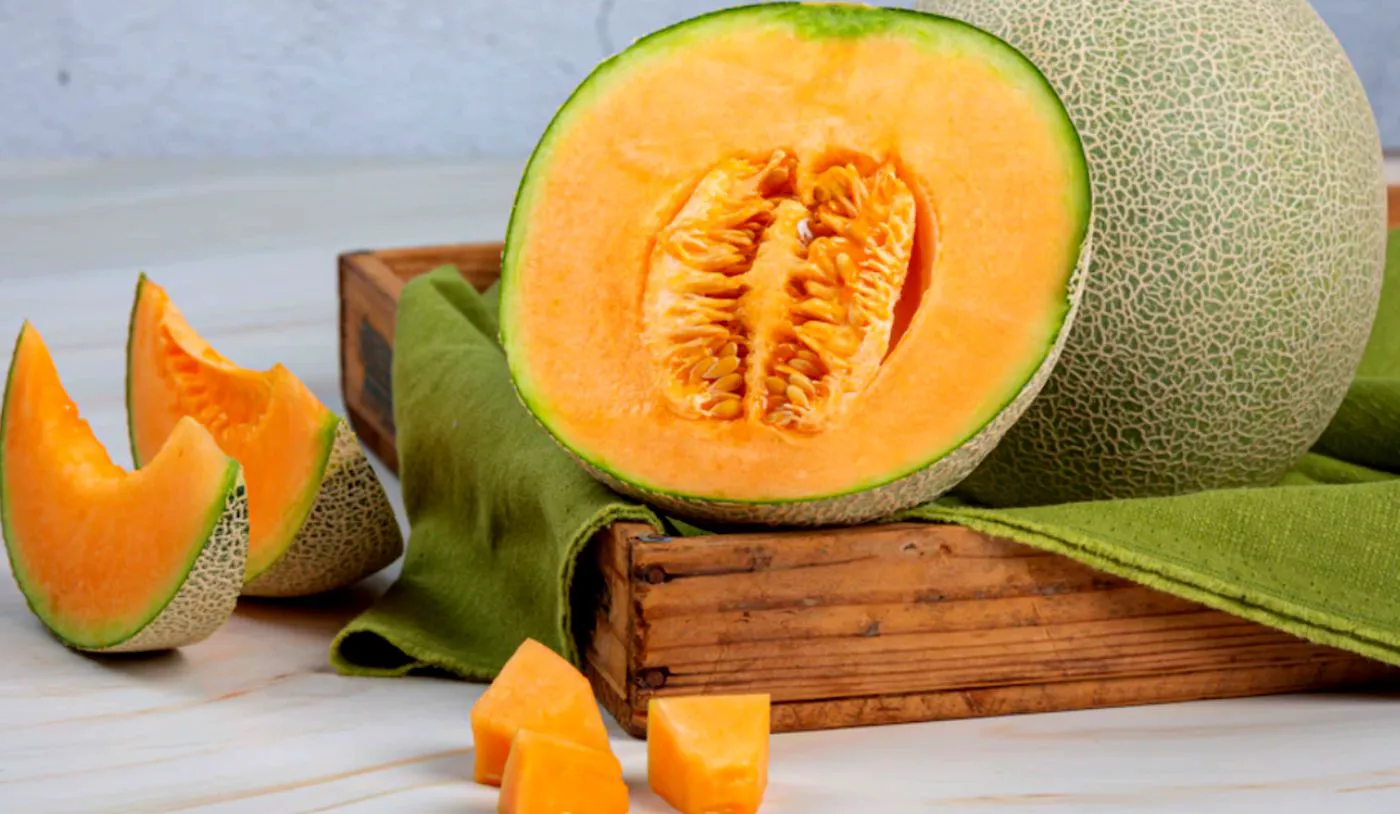 Salată de pepene galben și castraveți, combinația perfectă de dulce și picant. Rețeta se prepară în doar câteva minute