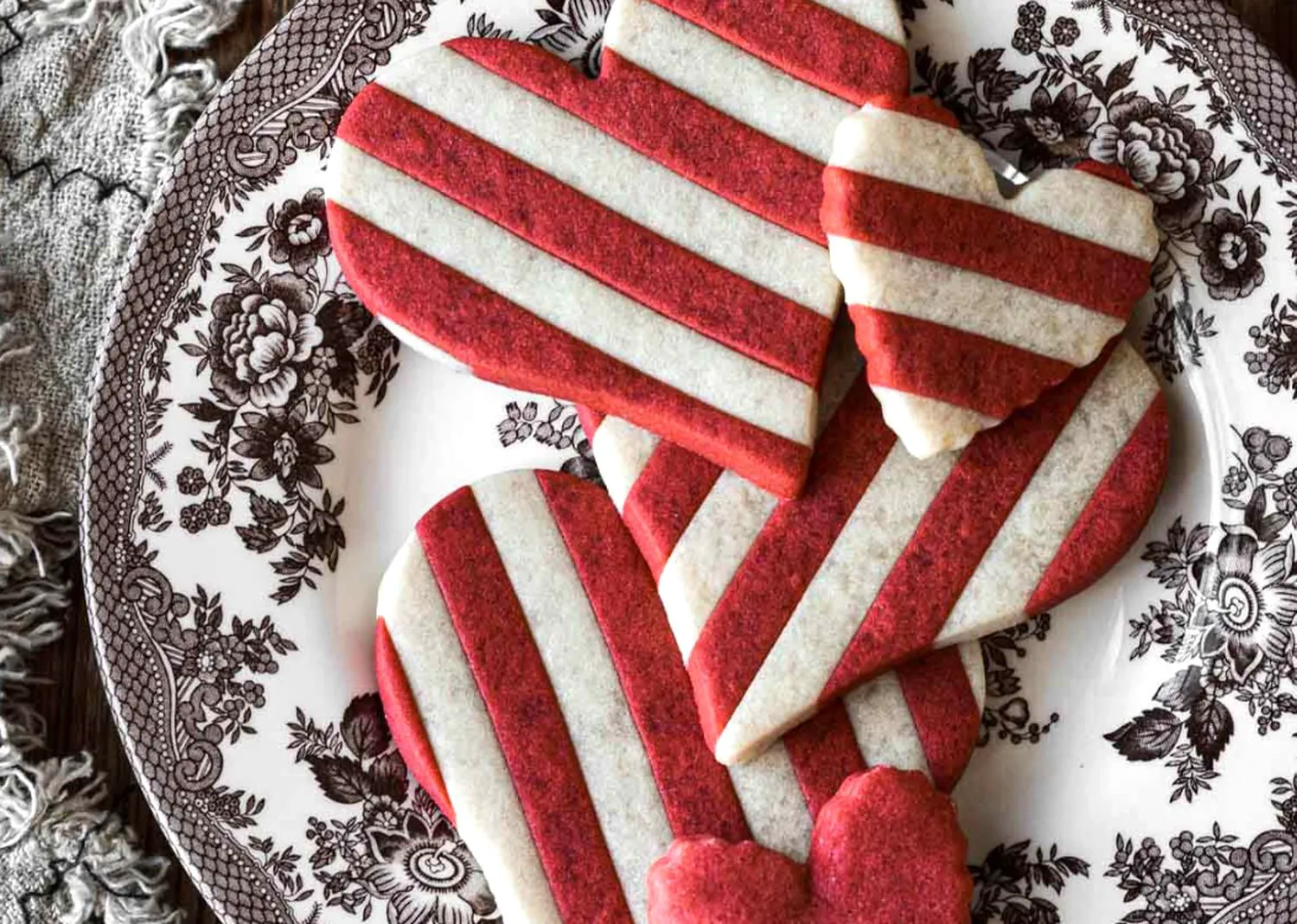 Prăjituri simpatice cu inimioare în dungi albe și roșii, perfecte pentru Mărțișor. Veți iubi această rețetă 4 Prăjituri simpatice cu inimioare în dungi albe și roșii, perfecte pentru Mărțișor. Veți iubi această rețetă