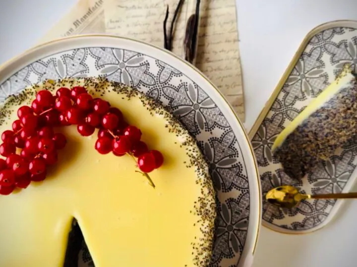 Tort cu mac și ciocolată albă – un desert rapid, fără coacere