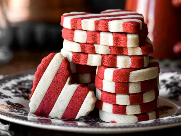 Prăjituri simpatice cu inimioare în dungi albe și roșii, perfecte pentru Mărțișor. Veți iubi această rețetă