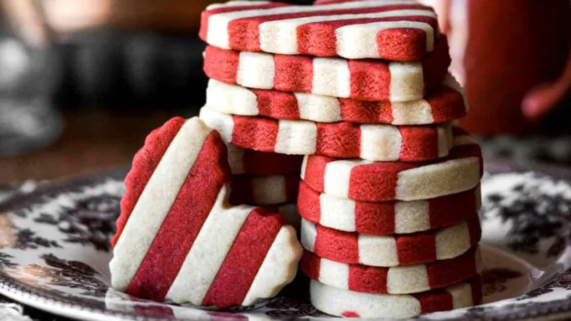 Prăjituri simpatice cu inimioare în dungi albe și roșii, perfecte pentru Mărțișor. Veți iubi această rețetă