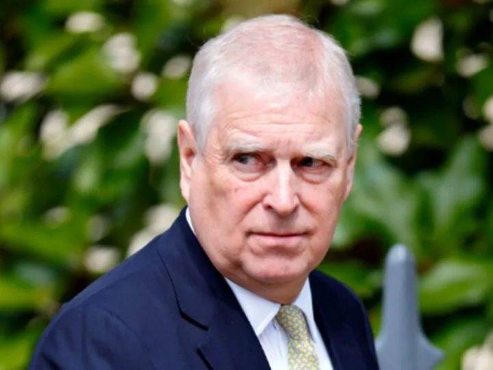 Umilință supremă pentru familia regală britanică. Fotografii șocante cu Andrew, transformat din prinț în patruped