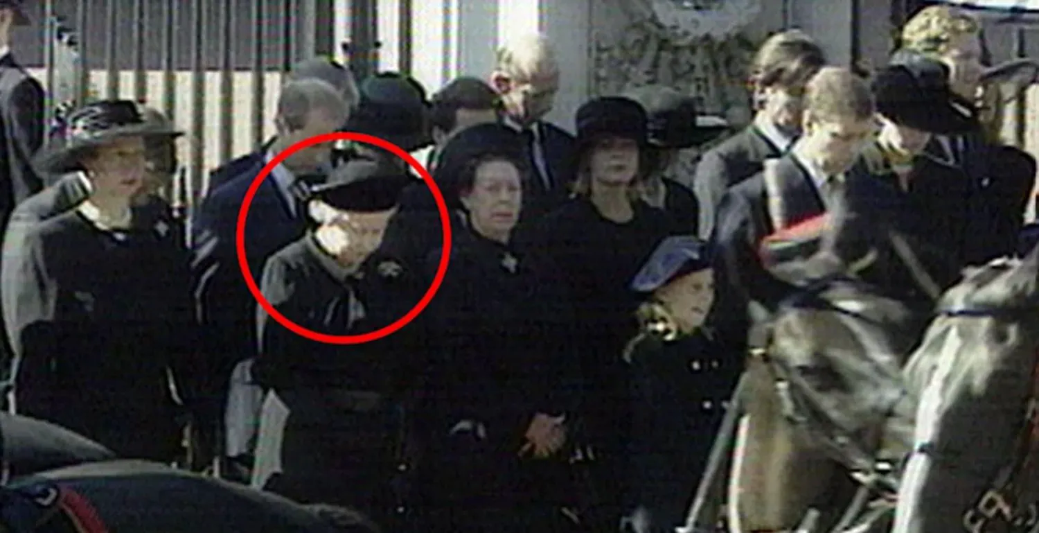 Singurul moment când regina Elisabeta a încălcat protocolul regal și a înclinat capul