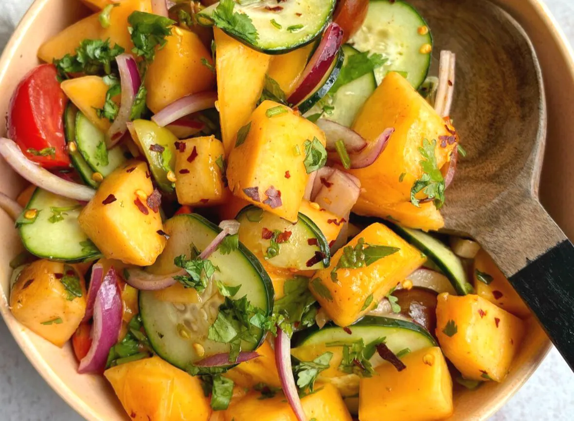 Salată de pepene galben și castraveți, combinația perfectă de dulce și picant. Rețeta se prepară în doar câteva minute