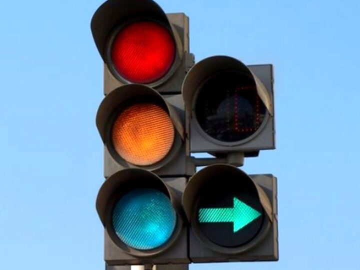 O blondă așteaptă la semafor. Se face verde, nu pleacă. Se face galben, nu pleacă. Se face roșu, nu pleacă. Ce îi spune polițistul