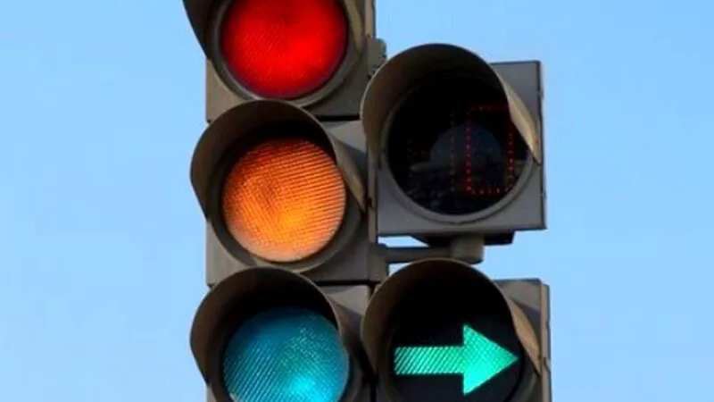 O blondă așteaptă la semafor. Se face verde, nu pleacă. Se face galben, nu pleacă. Se face roșu, nu pleacă. Ce îi spune polițistul