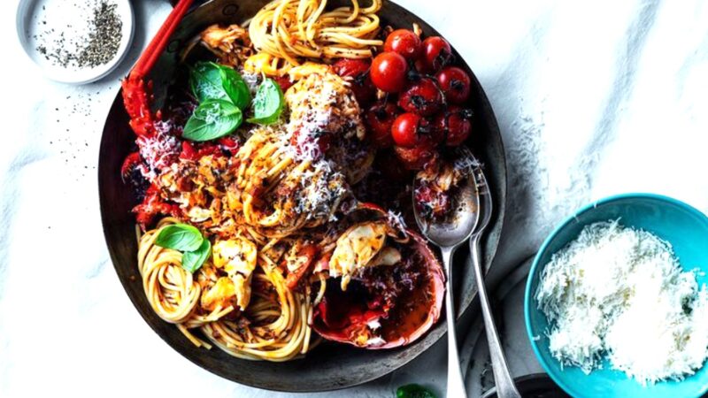 Spaghete cu homar, roșii coapte și busuioc. Rețeta perfectă pentru sărbătoarea de Dragobete