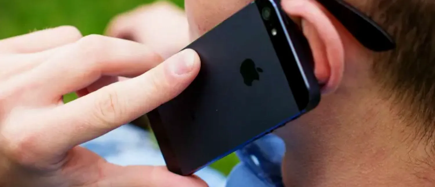 Bancul zilei. Bulă, stai de juma’ de oră cu telefonul la ureche și nu zici nimic… Urmează poanta!