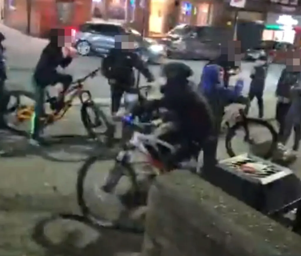 Bande de adolescenți terorizează un oraș din Marea Britanie. Locuitorii cer soluții urgente 4 Bande de adolescenți terorizează un oraș din Marea Britanie.