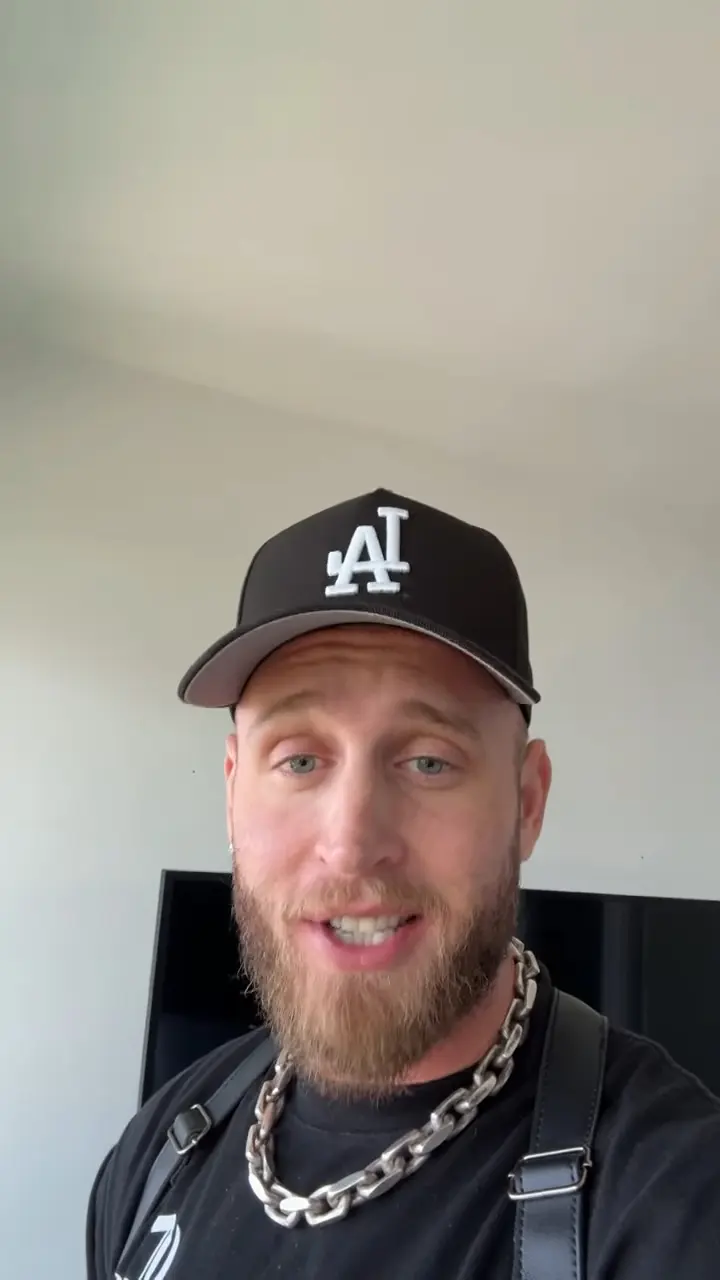 Fiul lui Tom Hanks, blocat în Columbia, imploră să fie adus acasă. Motivul e de tot râsul