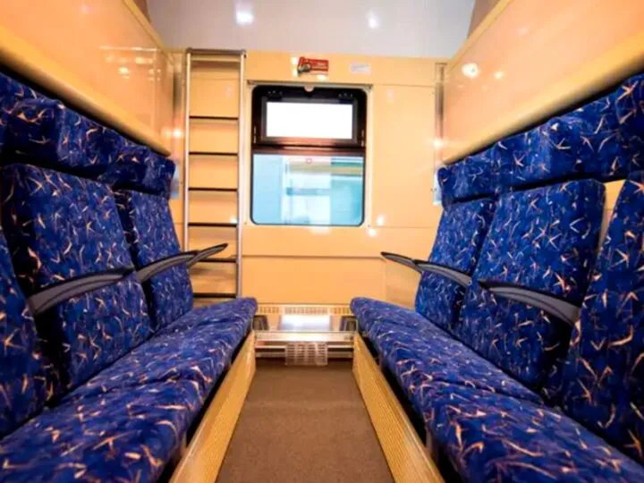 Bancul zilei. Într-un tren, un ardelean și un oltean. Ardeleanul scoate o litră de palincă, slănină, pită…