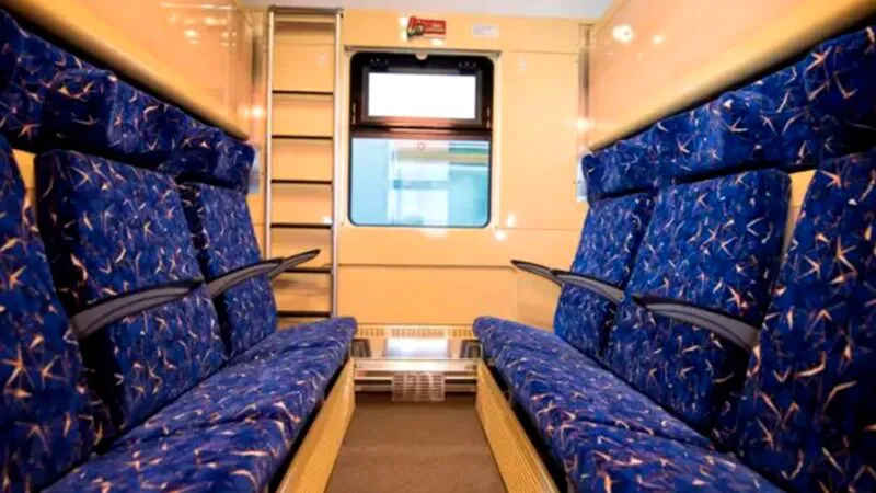 Bancul zilei. Într-un tren, un ardelean și un oltean. Ardeleanul scoate o litră de palincă, slănină, pită…