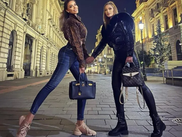Bianca Drăgușanu și sora ei au ajuns aproape gemene cu ajutorul operațiilor estetice. Abia dacă le mai deosebești – Foto