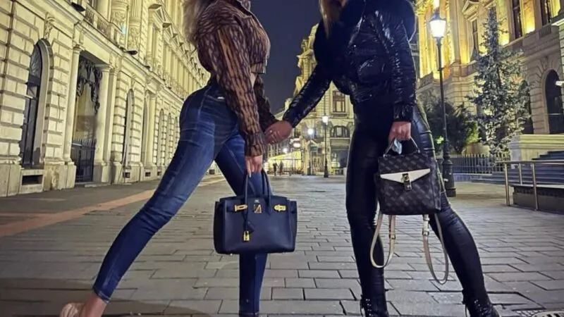 Bianca Drăgușanu și sora ei au ajuns aproape gemene cu ajutorul operațiilor estetice. Abia dacă le mai deosebești – Foto