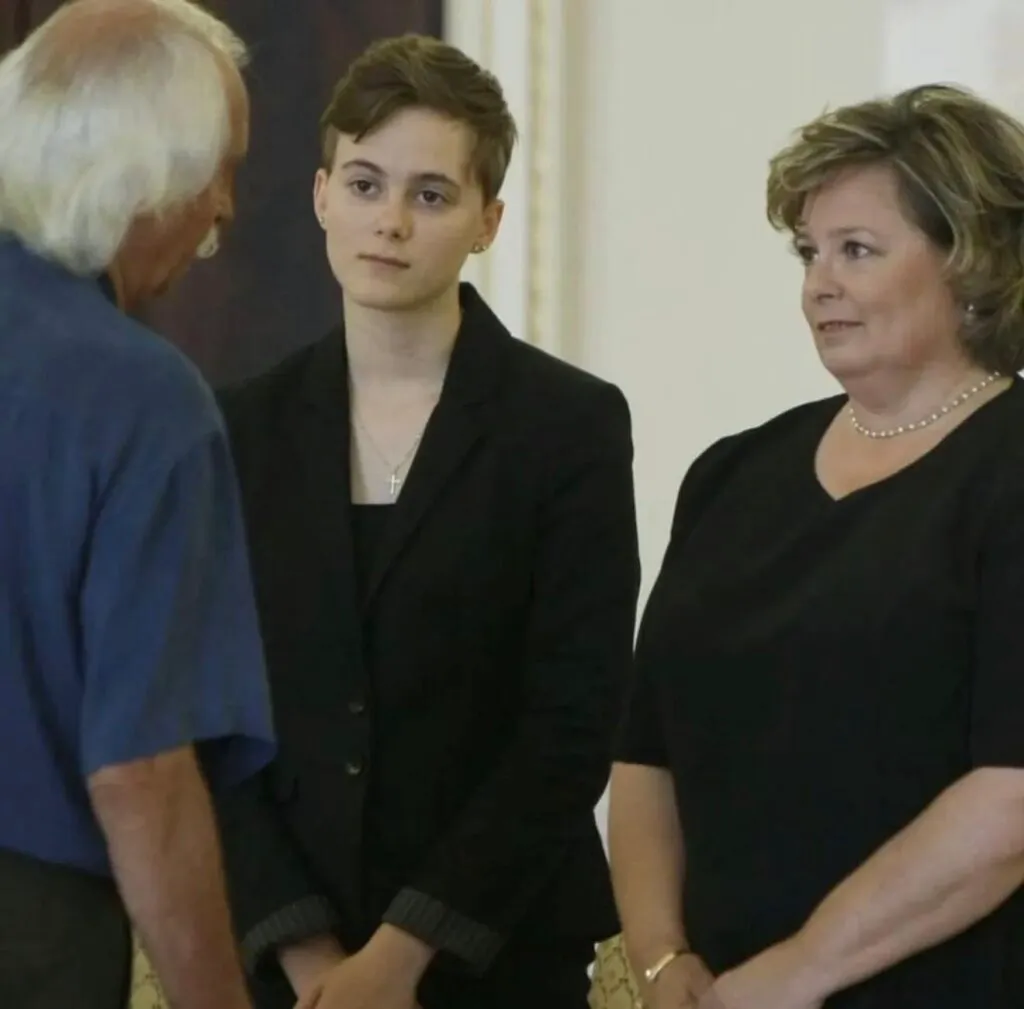 Nepoata trans l-ar fi pus la grea încercare pe Regele Mihai. Pentru o relație cu o femeie, Casa Regală l-a exclus pe prințul Nicolae