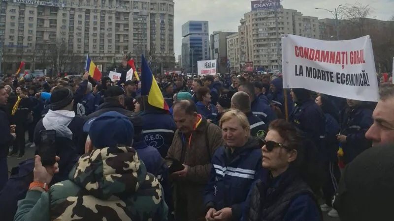 Peste 1000 de mineri la București. Protestează masiv în fața Guvernului, împotriva concedierilor
