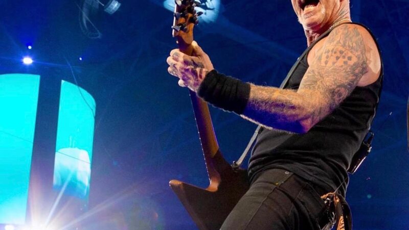 Solistul Metallica gest incredibil pentru iubita sa, înainte de concertul trupei de la București