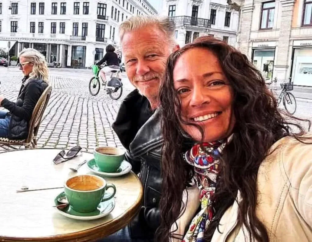 Solistul Metallica gest incredibil pentru iubita sa, înainte de concertul trupei de la București