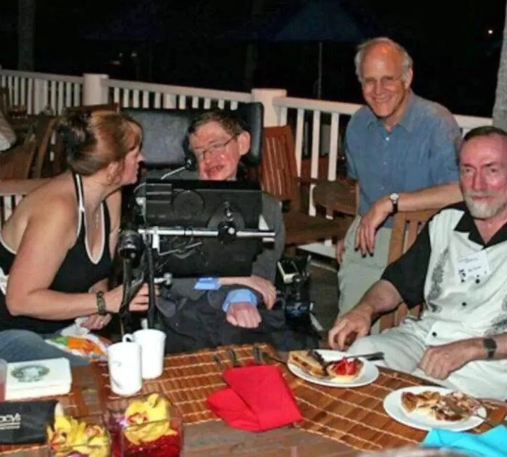 Dezvăluiri despre poza virală cu Stephen Hawking și două femei în bikini: ce arată copia originală nepublicată 5 Dezvăluiri despre poza virală cu Stephen Hawking și două femei în bikini: ce arată copia originală nepublicată