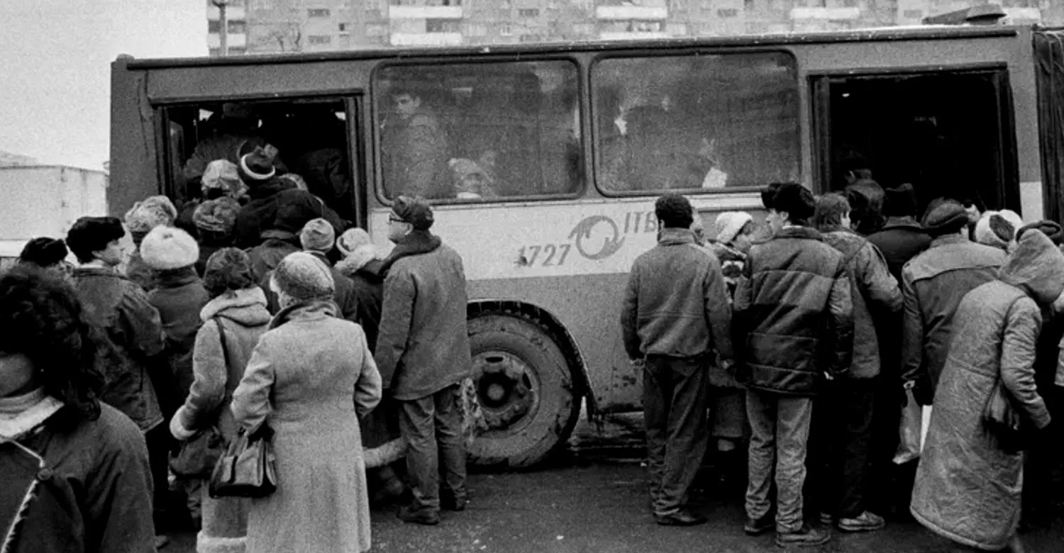 Bancuri. Bulă intră într-un bar şi se aşează la masă: Chelner, 10 whisky...