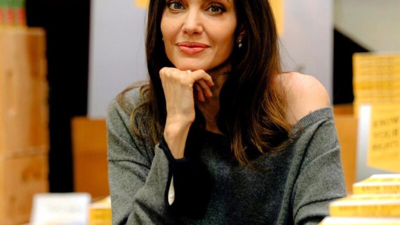 Angelina Jolie este în doliu: a murit un membru important al familiei