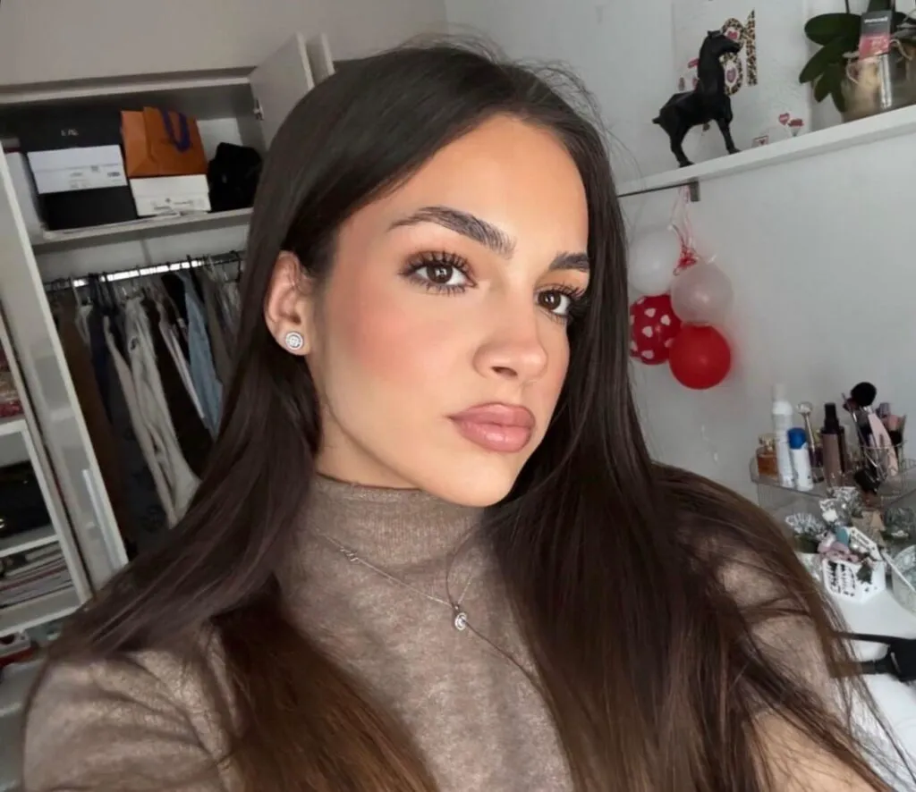 Roxana Ciuhulescu și fiica ei fac ravagii. Ana Cleopatra e frumoasă din cale afară – Video 4 Roxana Ciuhulescu și fiica ei fac ravagii. Ana Cleopatra e frumoasă din cale afară – Video