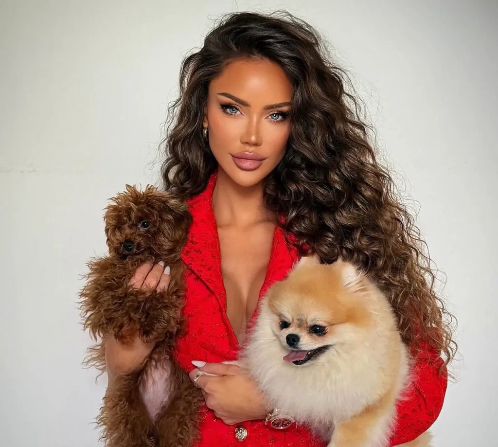 Bianca Drăgușanu și sora ei au ajuns aproape gemene cu ajutorul operațiilor estetice. Abia dacă le mai deosebești – Foto