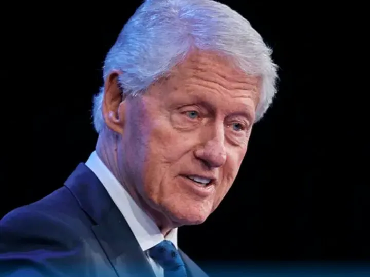 Bill Clinton, amuzat când răsfoiește fotografiile cu Jeffrey Epstein. Avocata încearcă să dreagă busuiocul